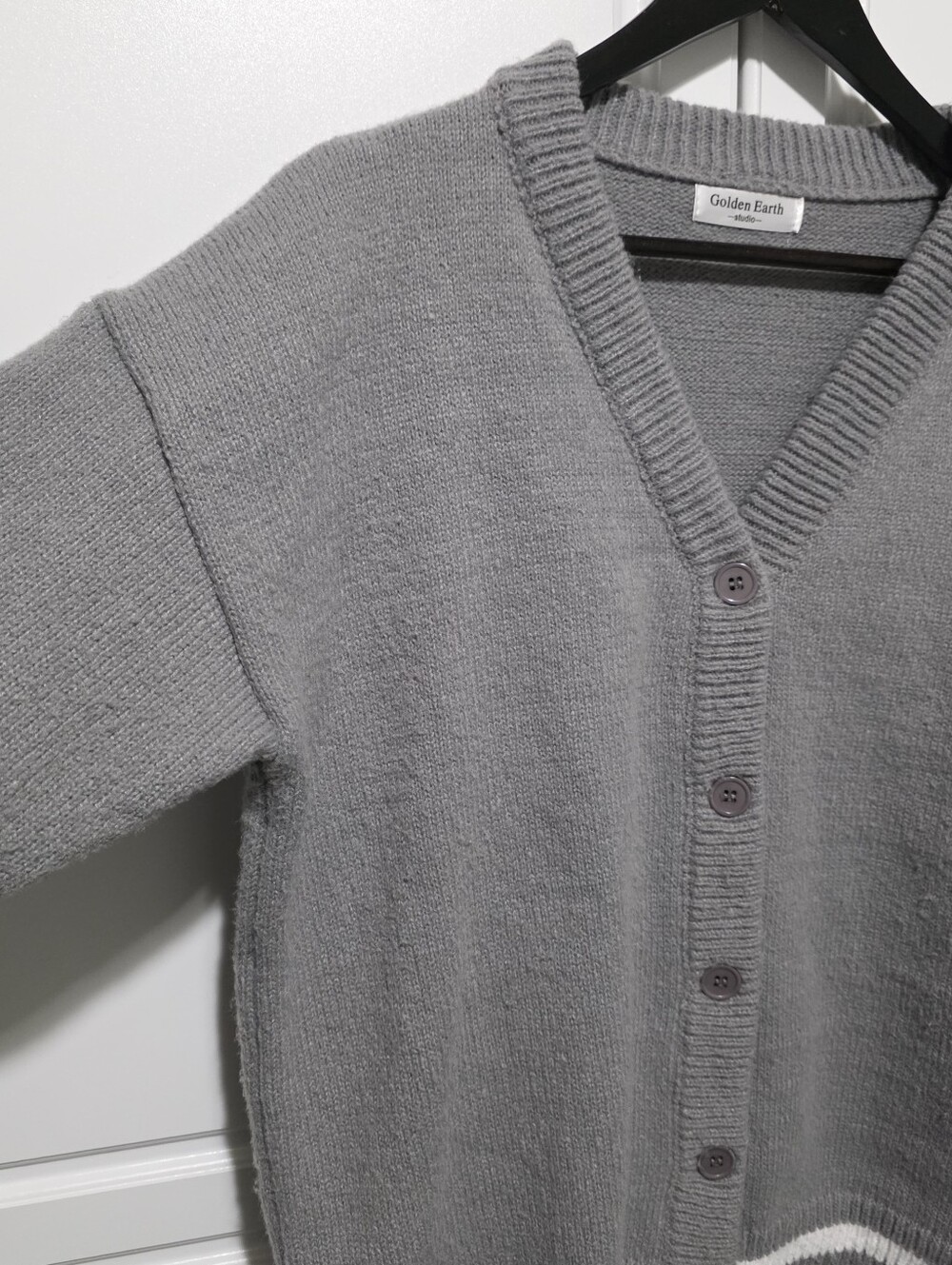 Golden Earth Studio Womens Gray V-Neck Button Boyfriend Cardigan w Stripe Hem - Picture 4 of 11